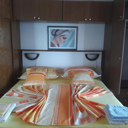 Apartmán By The Sea Necujam, Solta - 16885 Grohote